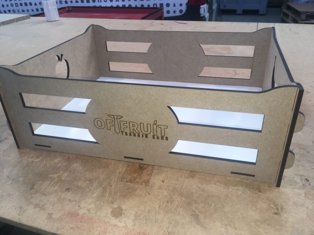 Caja para frutas con madera blanca lavable